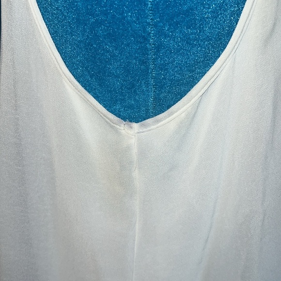 Sleeveless White Blouse - Picture 7 of 8